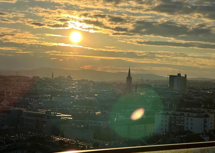 Panorama Sky I Rooftop Pool I Metro Station Apartment Wien